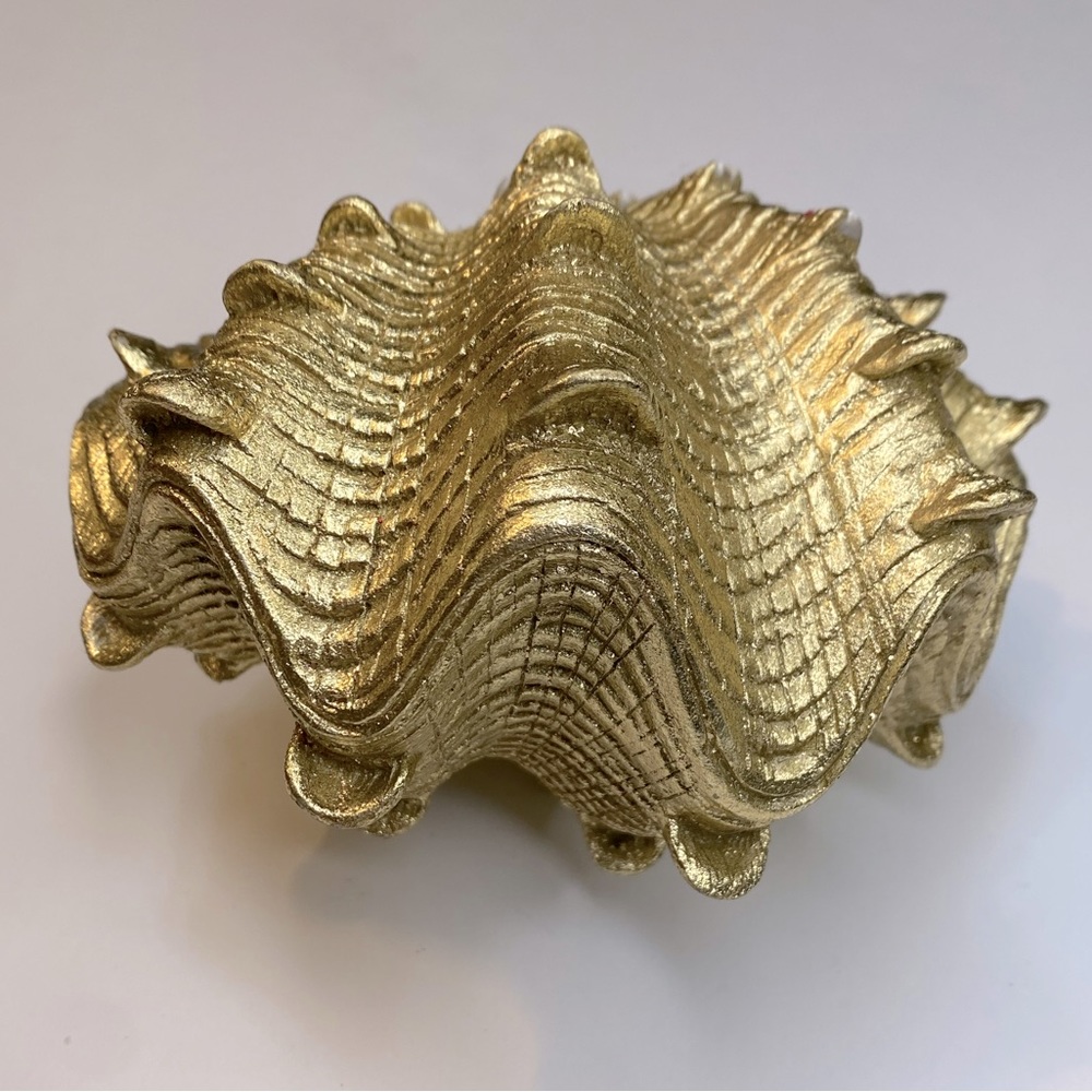 Shell figure. Gold colored, metallic.